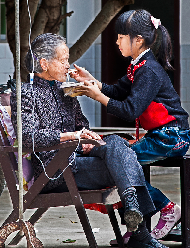 姑姑嫌奶奶麻烦,把她丢给我家照顾,奶奶深夜:丫头,跟我去地窖