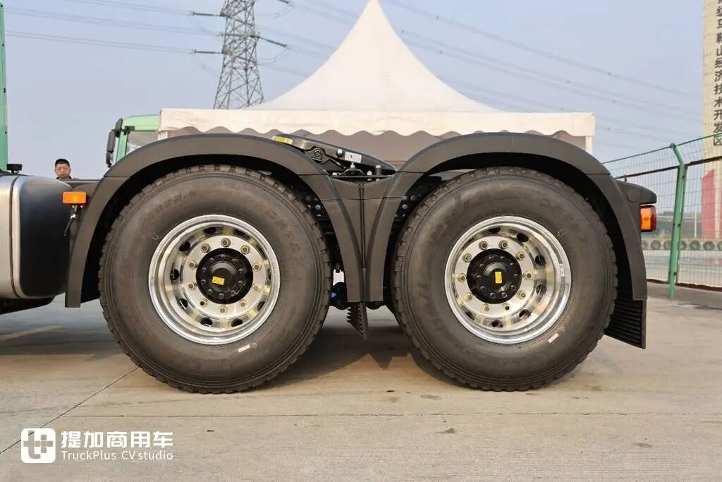 又有车企停止油车业务!汉马科技转型新能源首款力作—远程X7M 1200度液态新能源重卡实拍