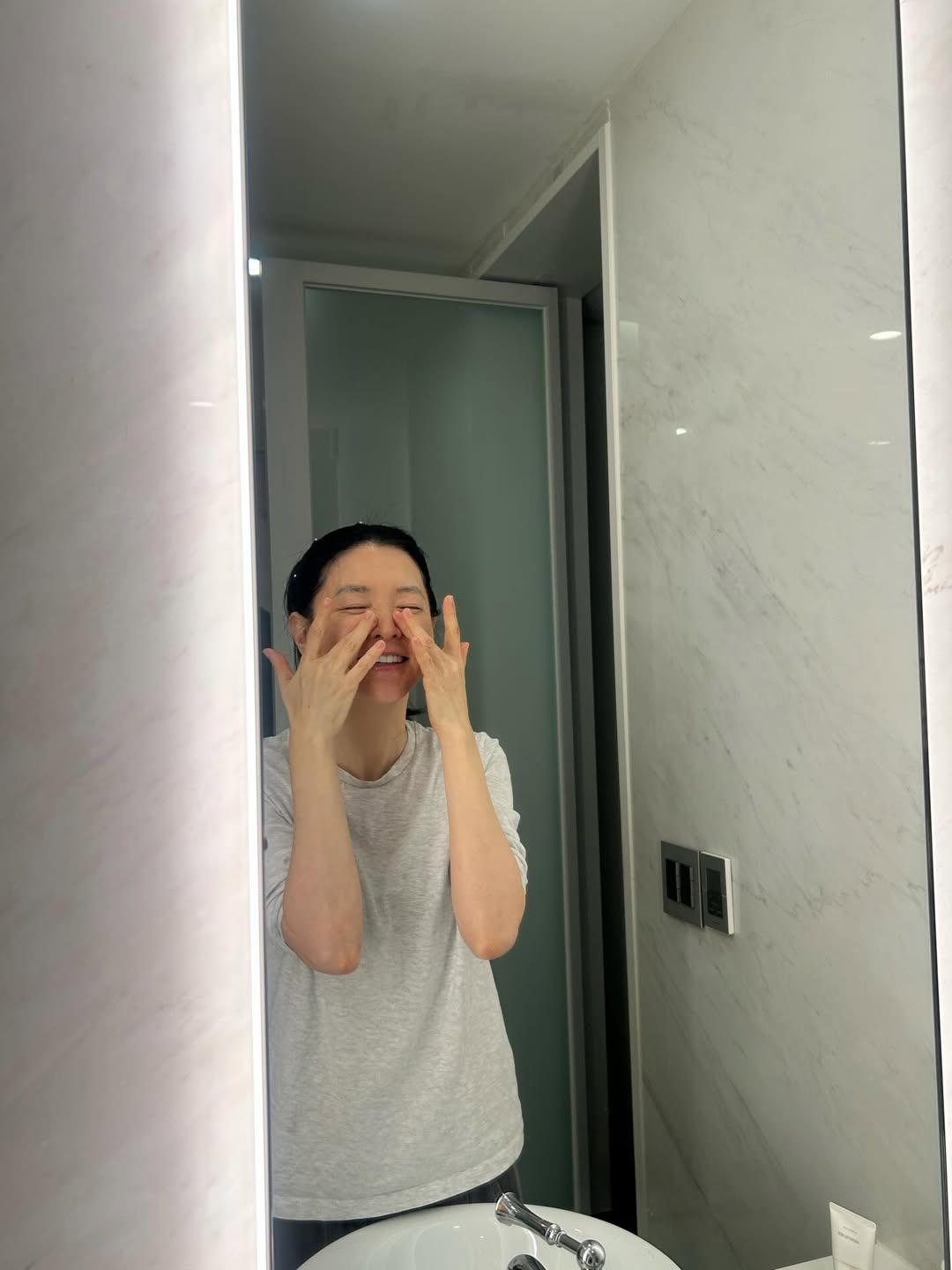54岁李英爱也太犯规!公开素颜保养过程,清透肤况好到令人难以置信