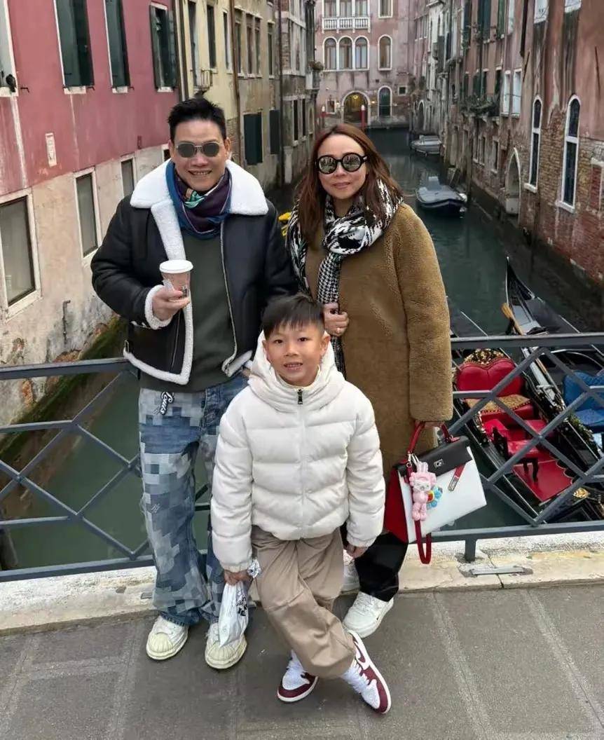 歌手苏永康:娶小10岁富婆,暴雷后妻子不离不弃,如今生活很低调