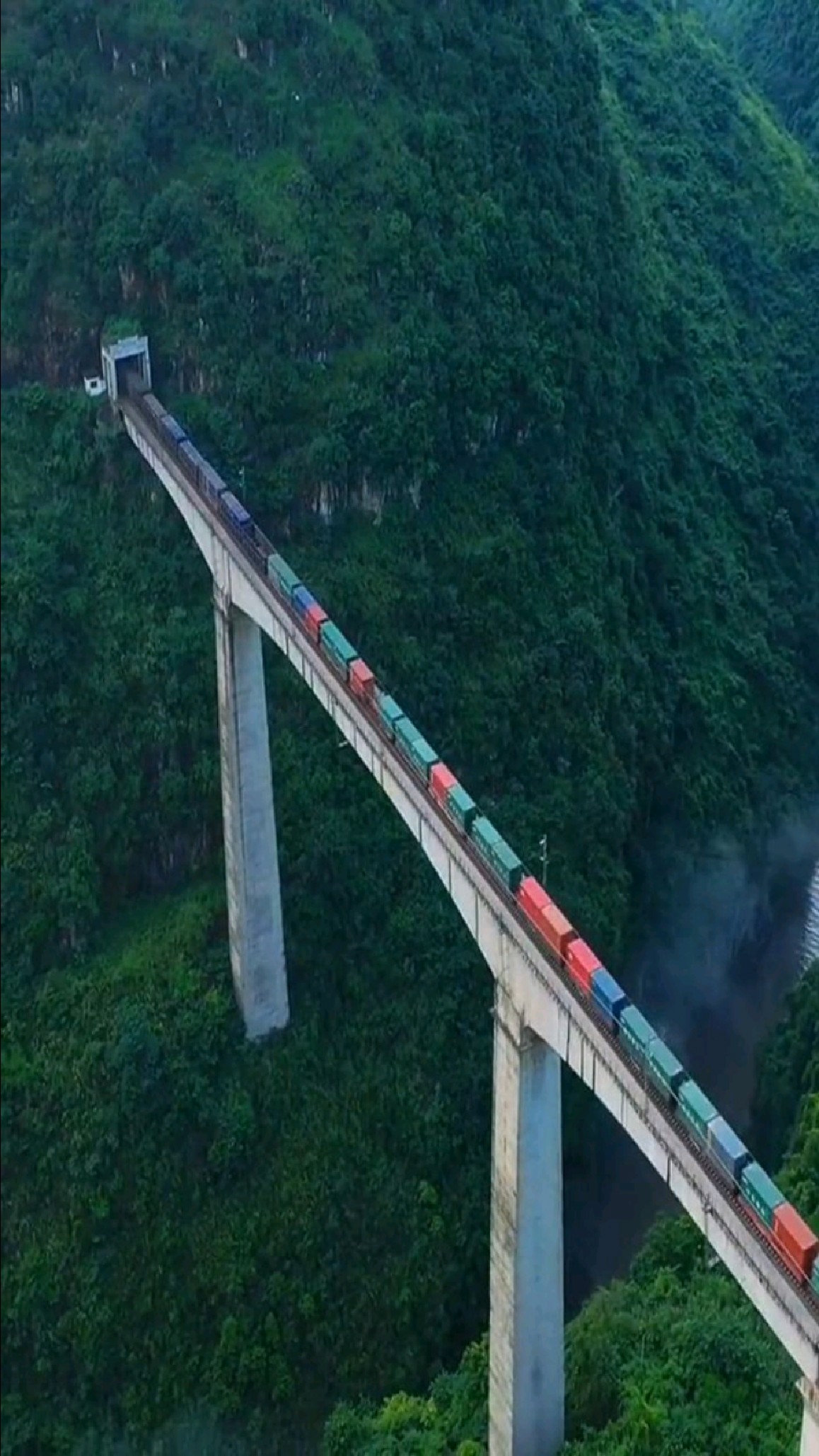贵州深山里的高铁路桥,火车每次经过都会鸣笛,你知道为什么吗