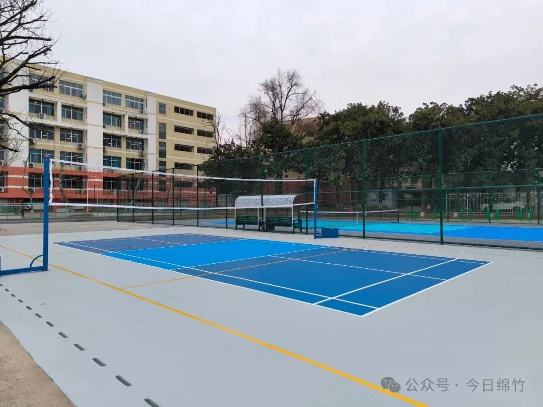 绵竹中学初中部体育场改造全面完工,新增地下车位629个