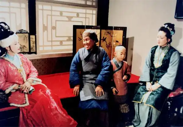 刘姥姥到了宝钗屋里,为何一言不发?