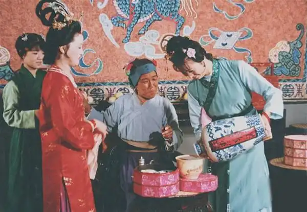 刘姥姥到了宝钗屋里,为何一言不发?