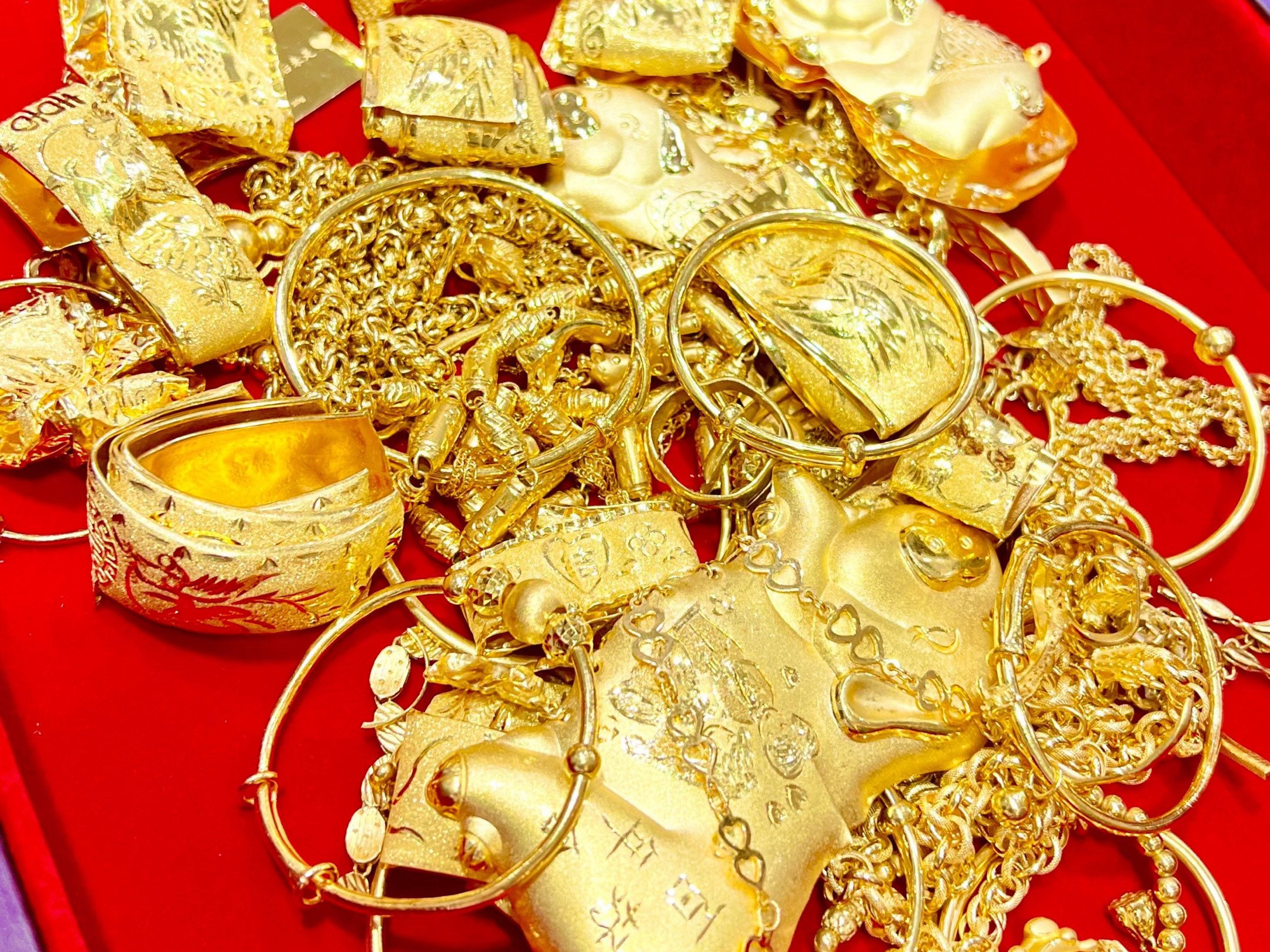 黄金暴涨最大推手曝光:币圈大佬每周买两吨金条,核掩体中藏140吨