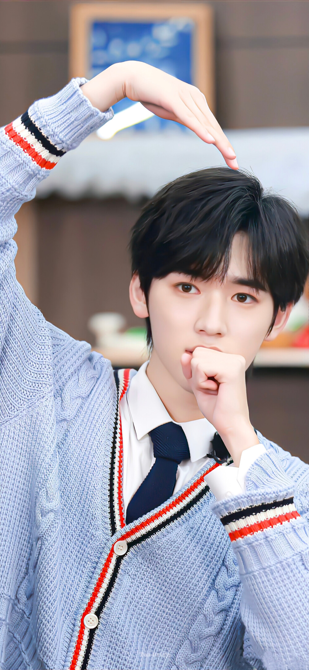 宋亚轩拍照时的"撅腚"哲学:当00后爱豆开始重新定义职场美学