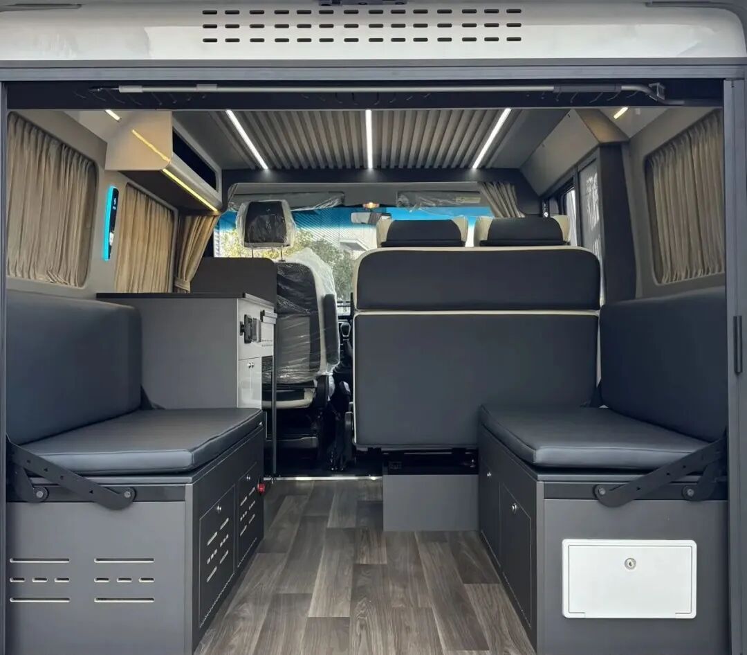 乐美途房车依维柯得意短轴低顶宿营车，多变会客空间，空间极致利用-8.jpg