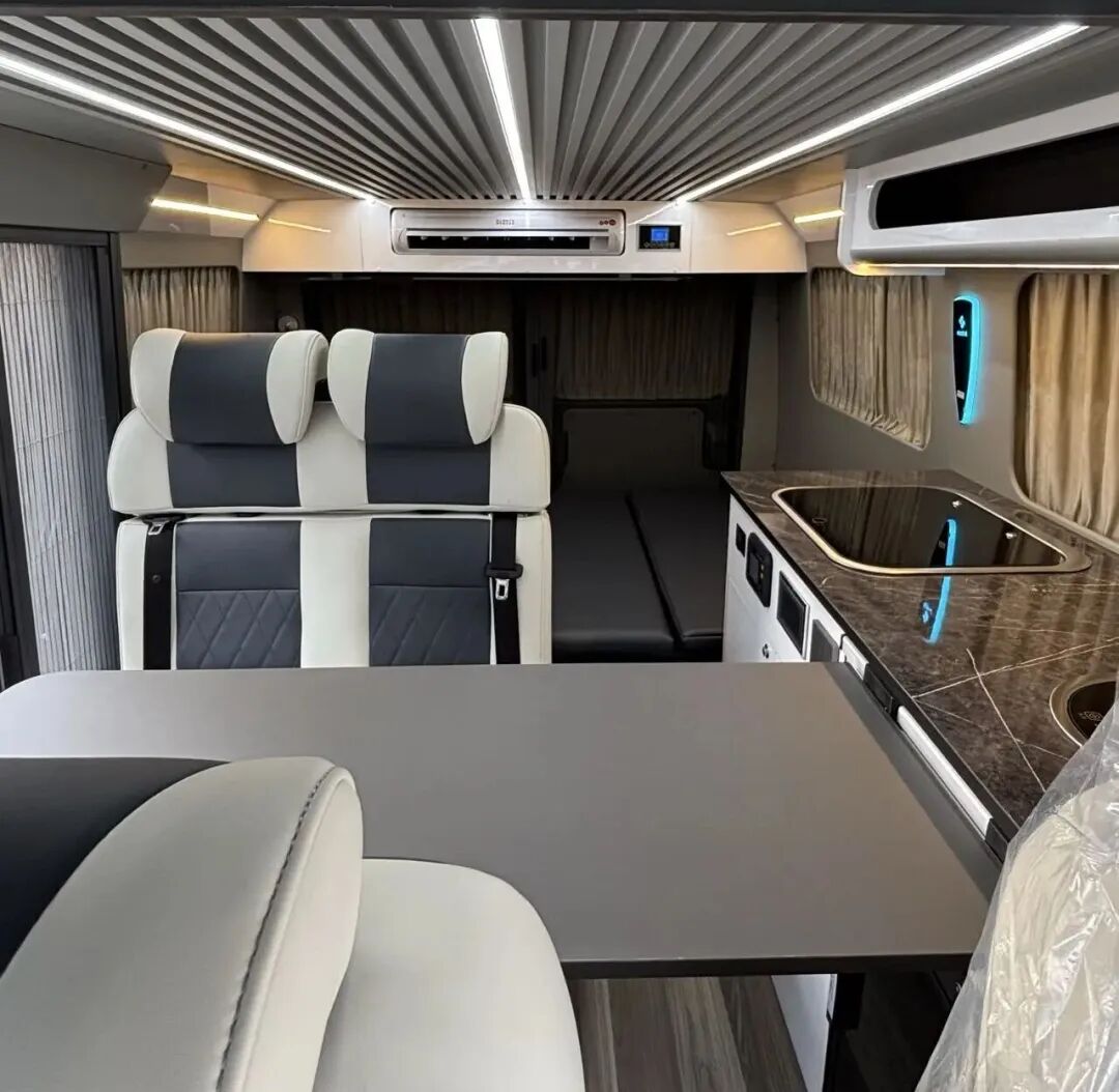 乐美途房车依维柯得意短轴低顶宿营车，多变会客空间，空间极致利用-7.jpg