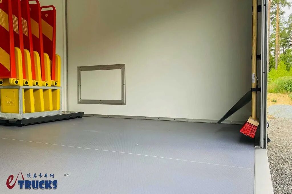 高速养护作业守护神!搭载五缸柴油机,斯堪尼亚P 280防撞缓冲车实拍