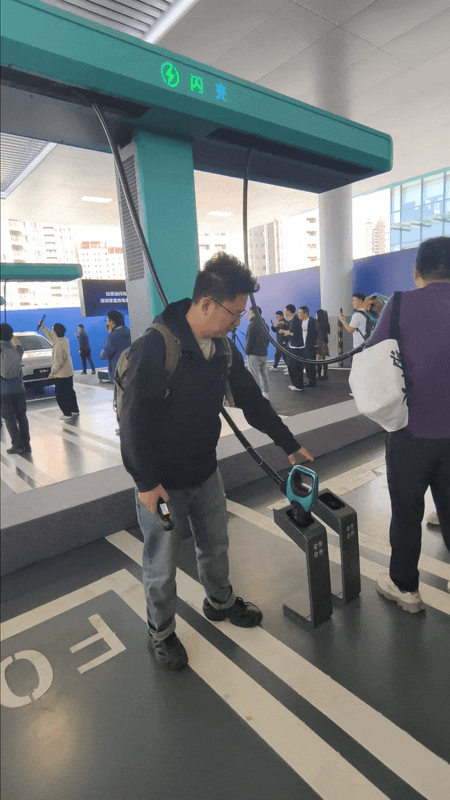 闪充时代已来！比亚迪二代刀片电池+2万座闪充站，还要等固态电池吗？-有驾