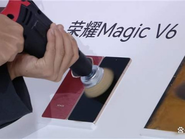 告别贴膜！荣耀Magic V6搭载至臻黑钻屏：电钻暴力实测 屏幕完好无损