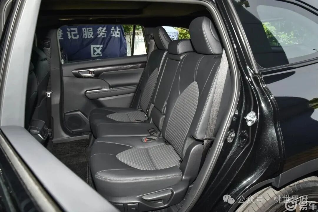 丰田皇冠陆放 后排座椅 实拍