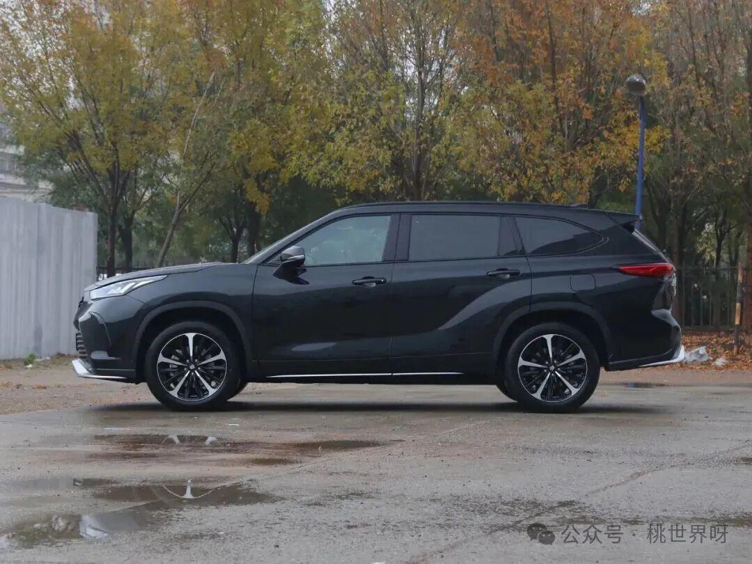 丰田皇冠陆放 侧面 官方图