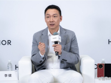 荣耀CEO李健专访：Magic V6折叠屏登顶背后，是一场关于“敢不同”的战略突围