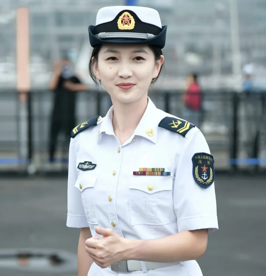 爆火热搜的海军女兵王茂茂军装下的甜美与硬核颜值只是加分项实力