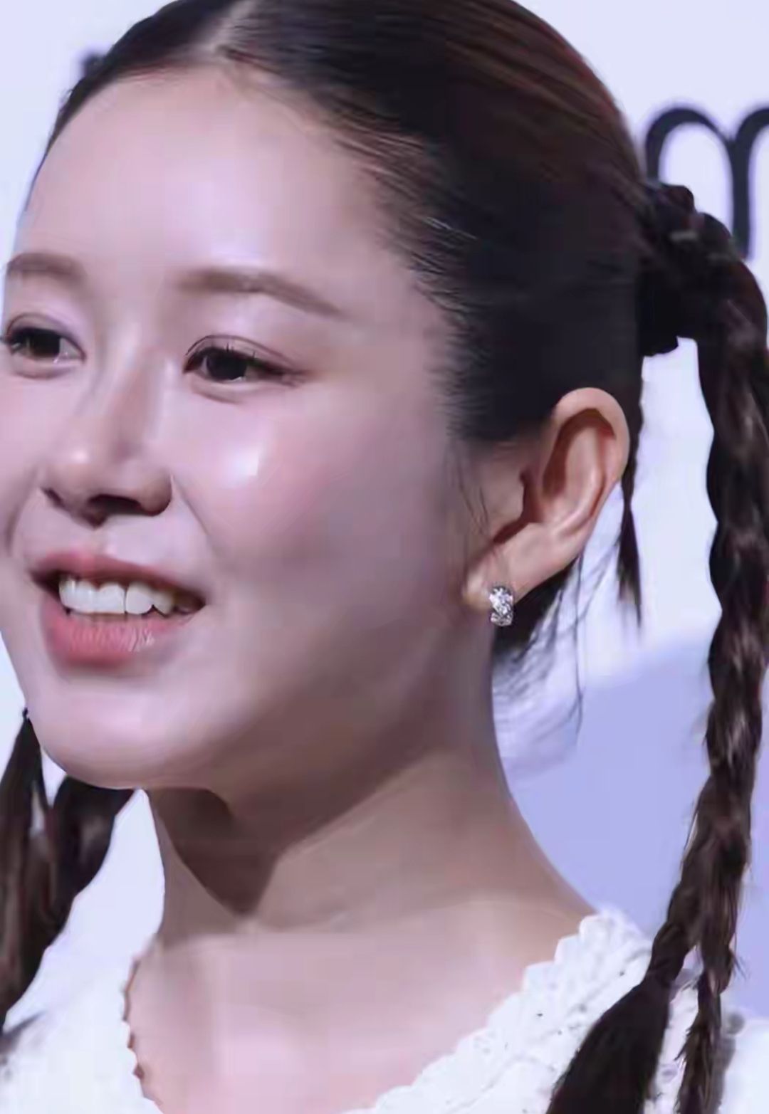 陈赫老婆张子萱久违出席活动一袭白裙扎着双马尾看着又老又小