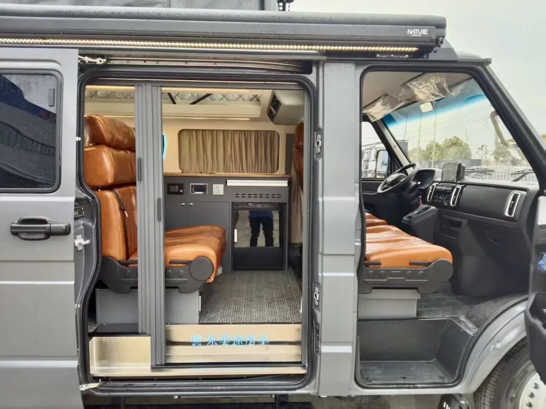 长沣乐美途短轴依维柯房车：能下地库能轻度越野，这才是城市家庭的“第一台房车”！-5.jpg