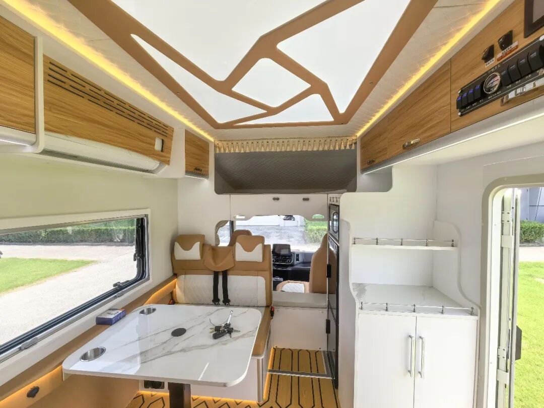 大空间 长续航 生活区配置丰富 中恒混动轻卡房车-4.jpg