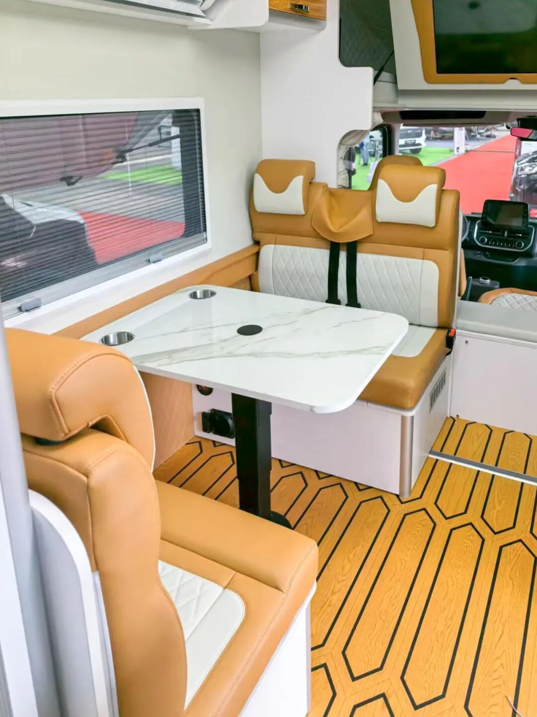 大空间 长续航 生活区配置丰富 中恒混动轻卡房车-6.jpg