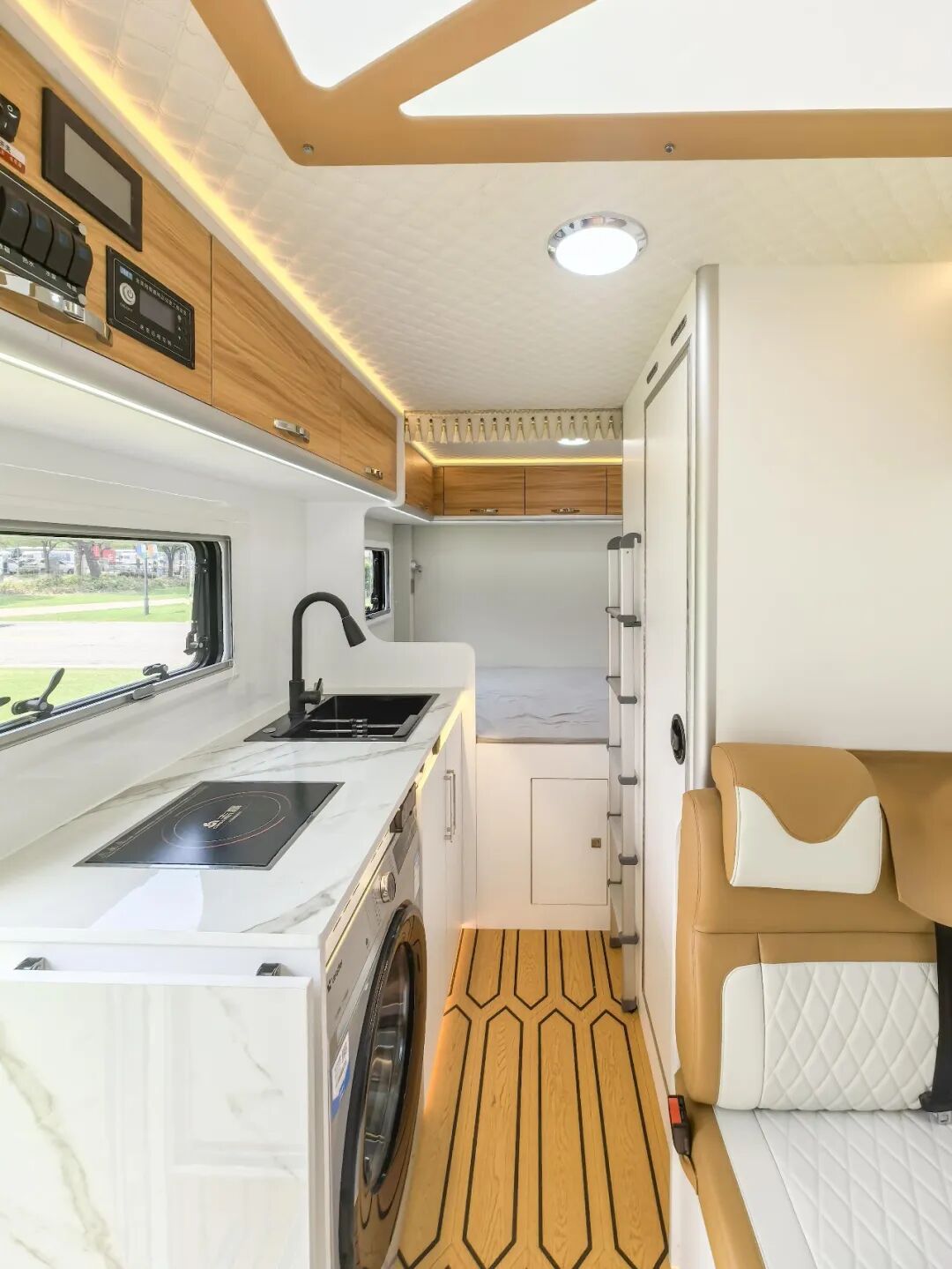 大空间 长续航 生活区配置丰富 中恒混动轻卡房车-5.jpg