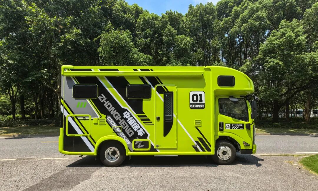 大空间 长续航 生活区配置丰富 中恒混动轻卡房车-2.jpg