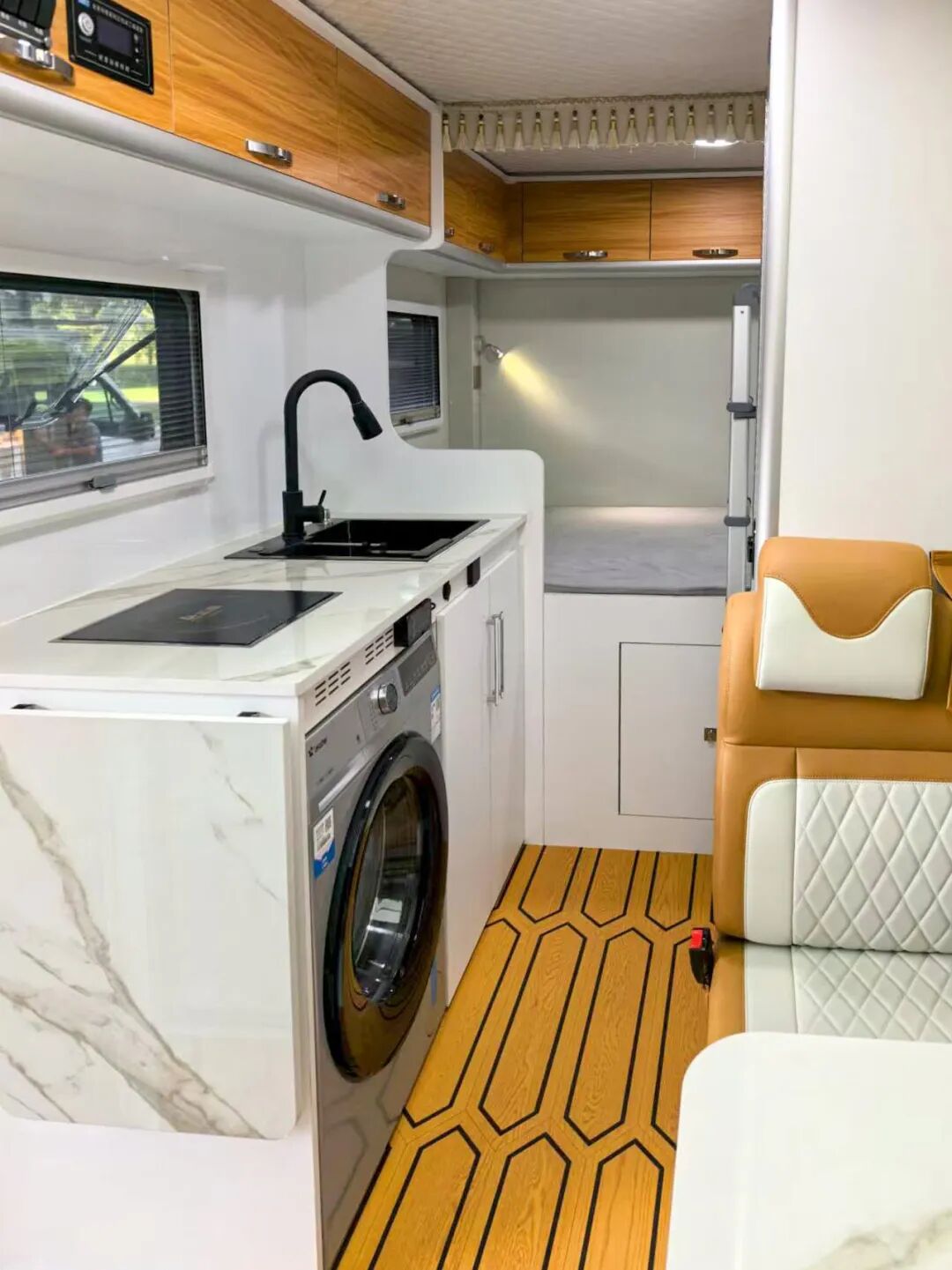 大空间 长续航 生活区配置丰富 中恒混动轻卡房车-7.jpg