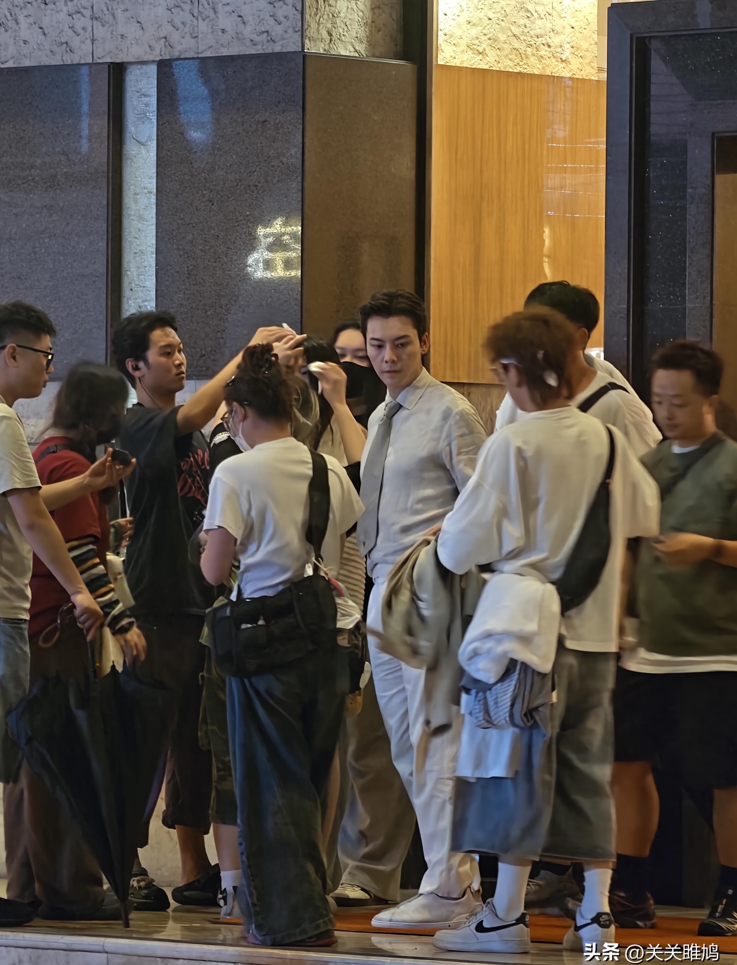 陈伟霆和向涵之拍戏被拍多了年龄差明明挺大可站一起又不别扭到底
