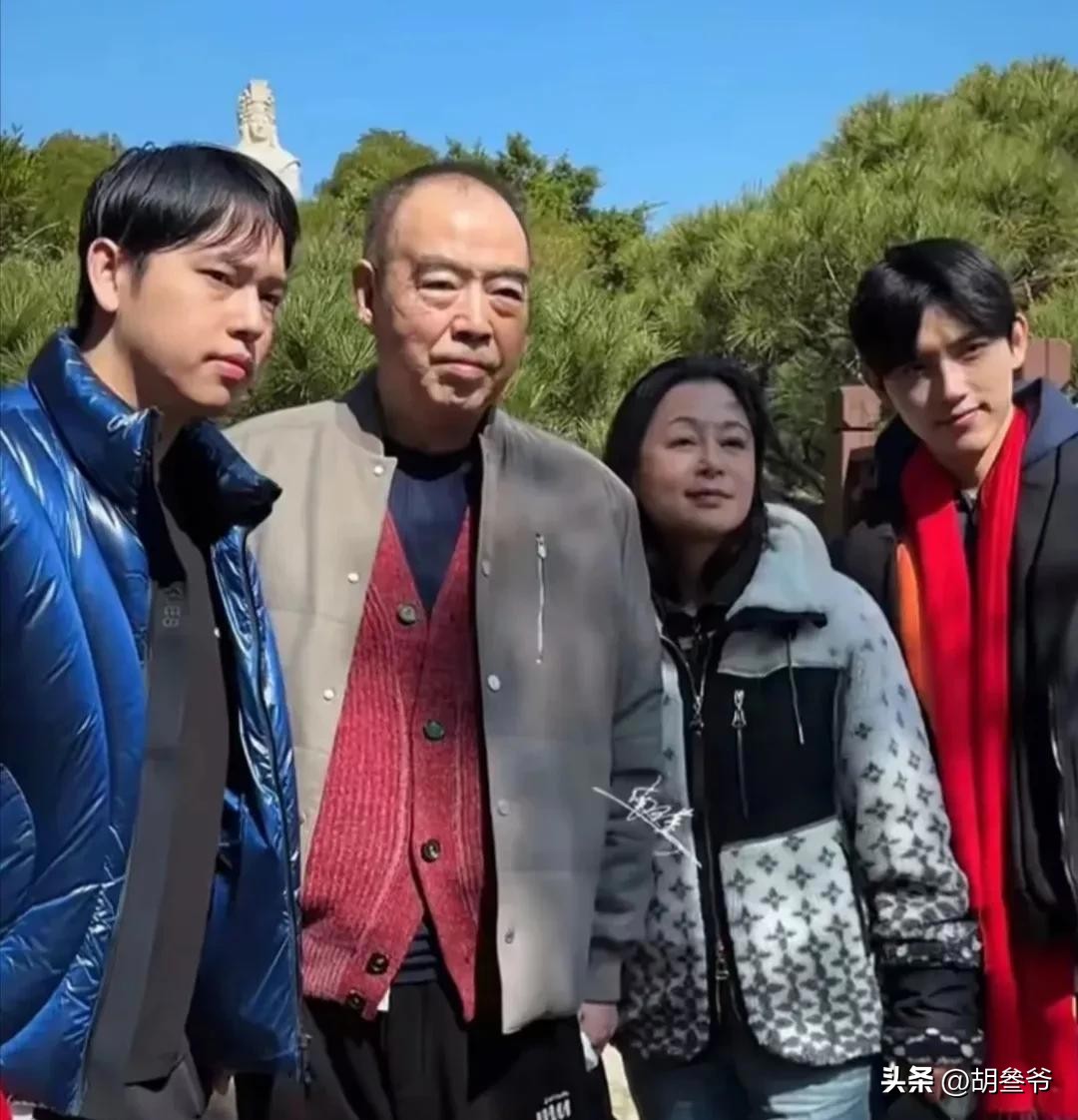 陈凯歌携妻巴黎看展58岁陈红素颜状态真实发福丰腴尽显岁月感