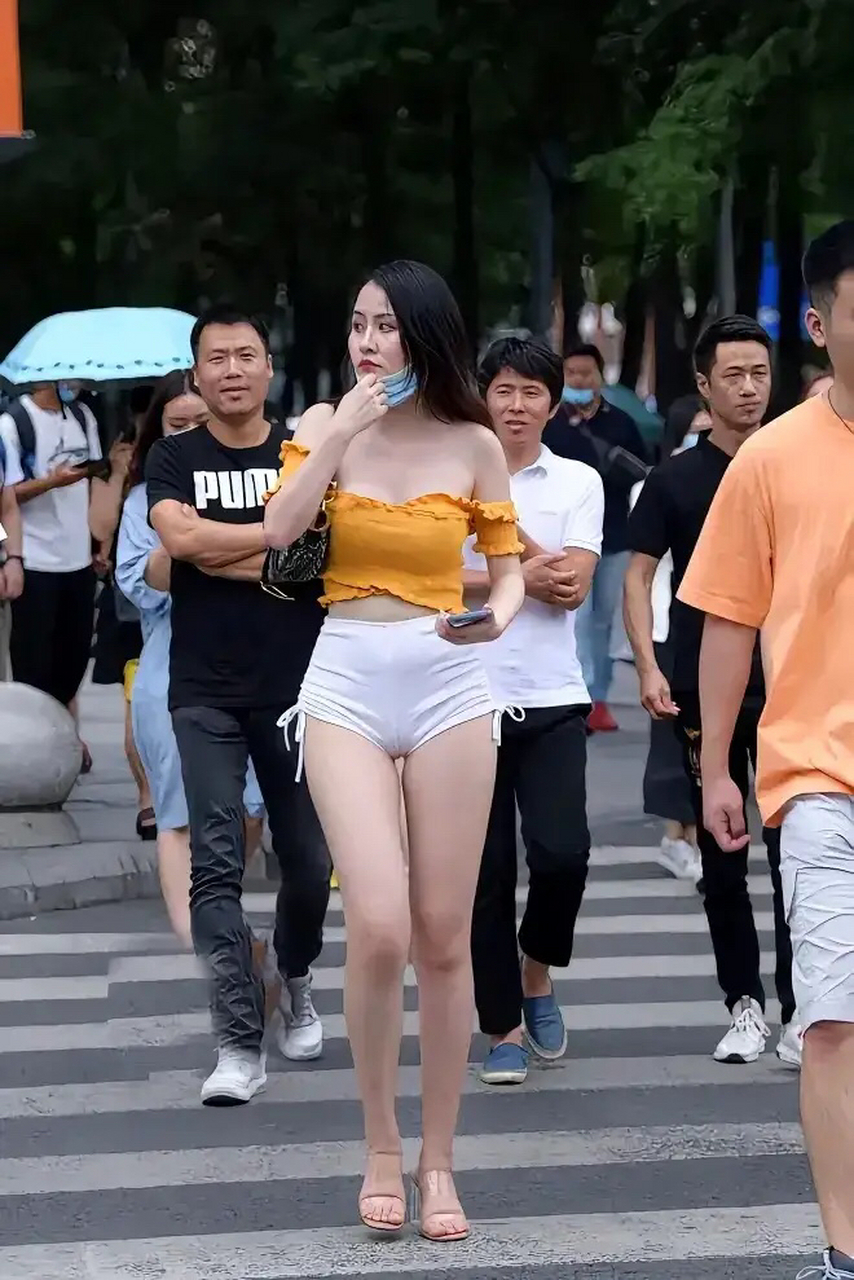 街拍:炎热的夏季,高温下正在过马路的人群