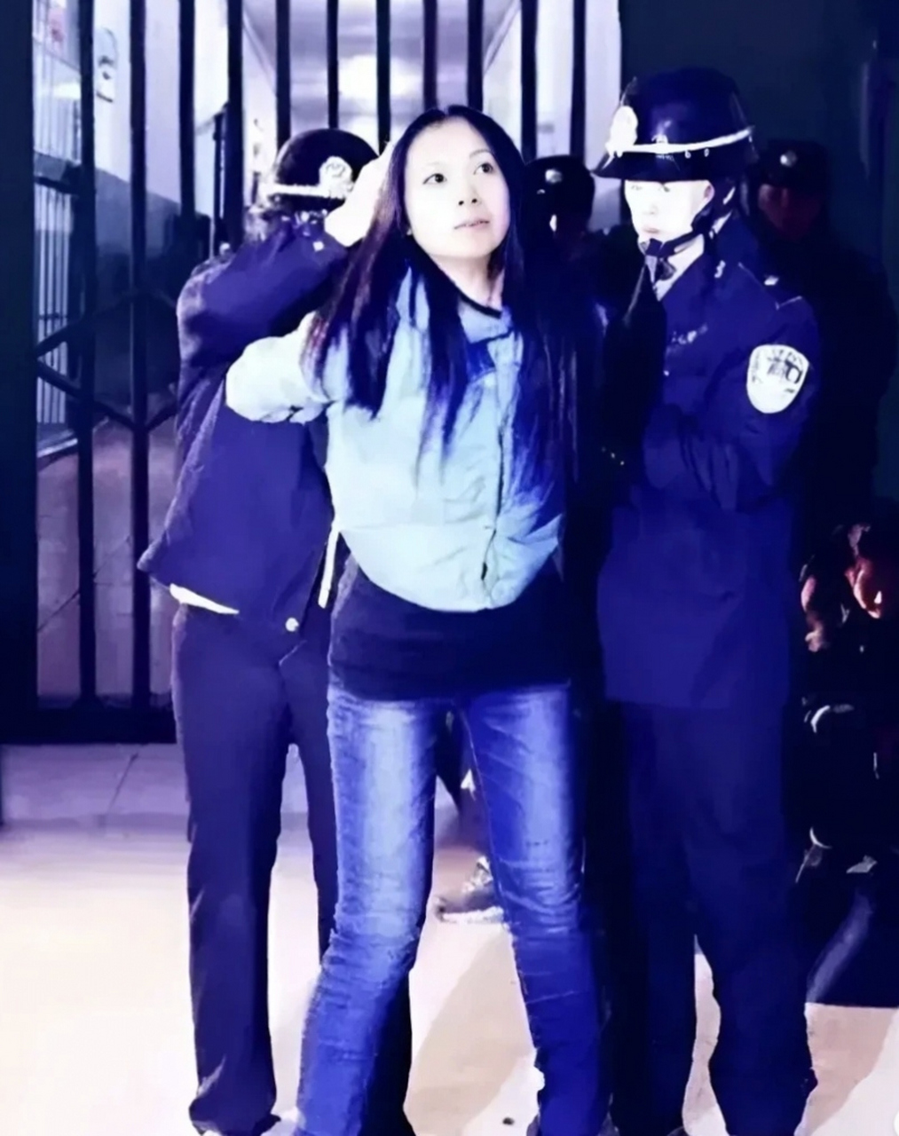 2002年,广州监狱里,年轻漂亮的死刑犯王丽被执行枪决前的照片 在法律