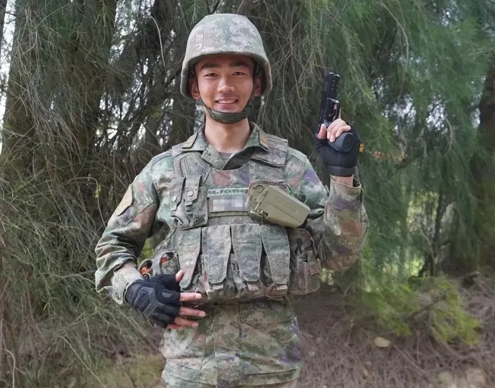 解放军新型单兵装具与21式作训服相得益彰,充分体现了我军向实战聚焦