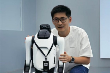 上纬新材即将推出全球首个可变形个人机器人启元T1 变形过程今日曝光