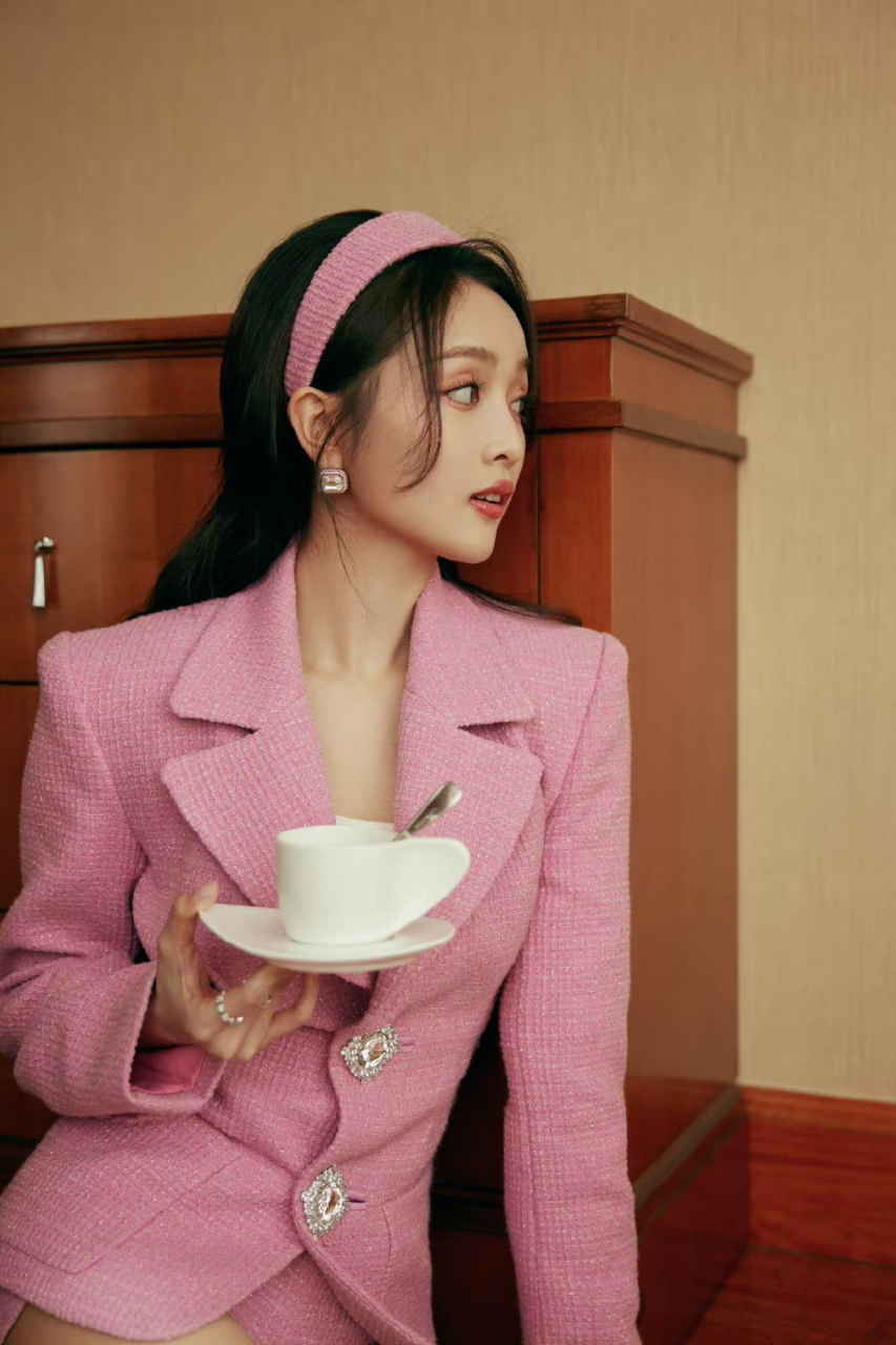 吴宣仪# 一袭粉色小西服套装,优雅趣味的复古大片,肤白貌美的容颜