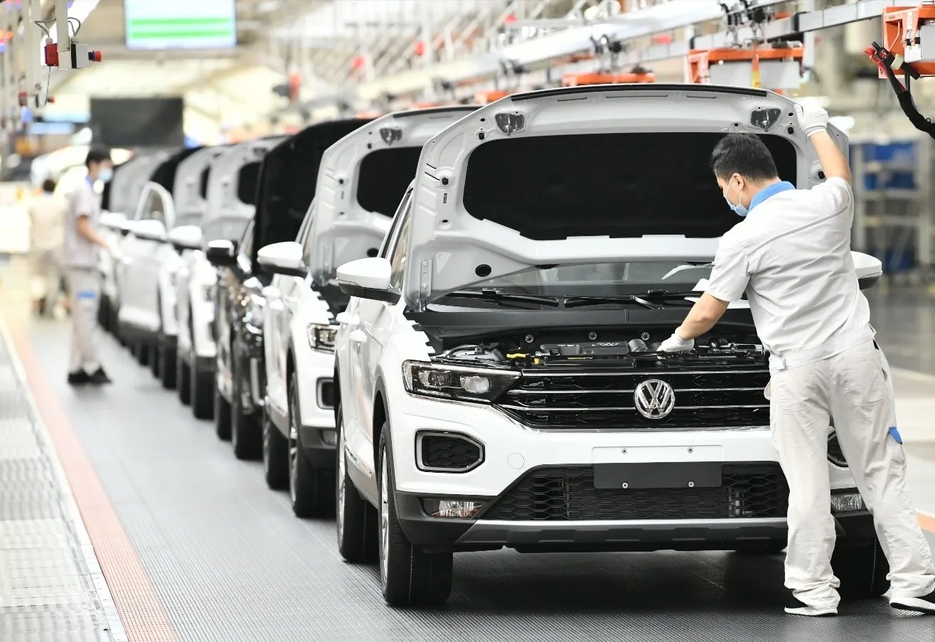 大众燃油车产线工人组装白色SUV