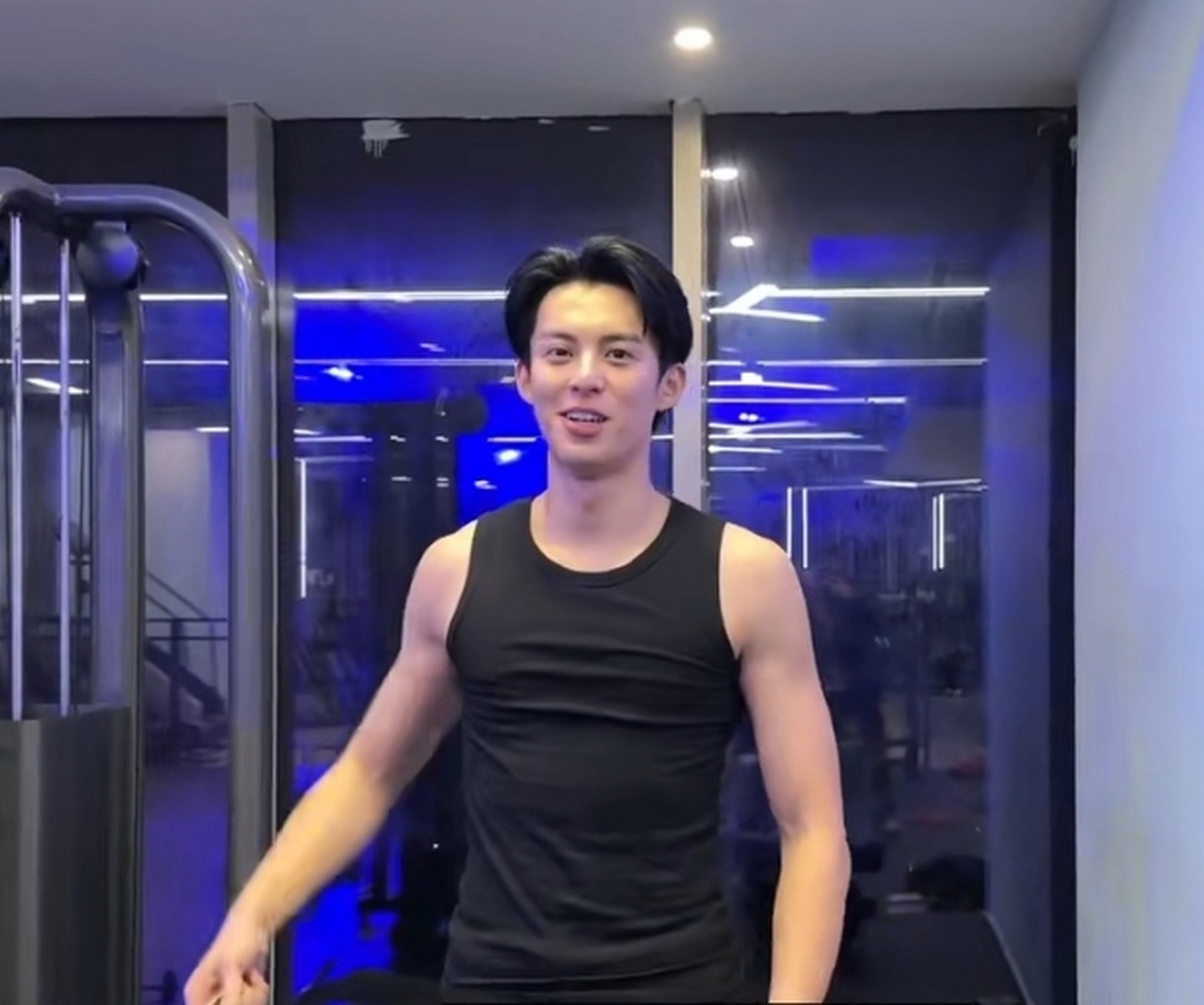 王鹤棣素颜现身健身房秀肌肉,举哑铃练手臂表情吃力.