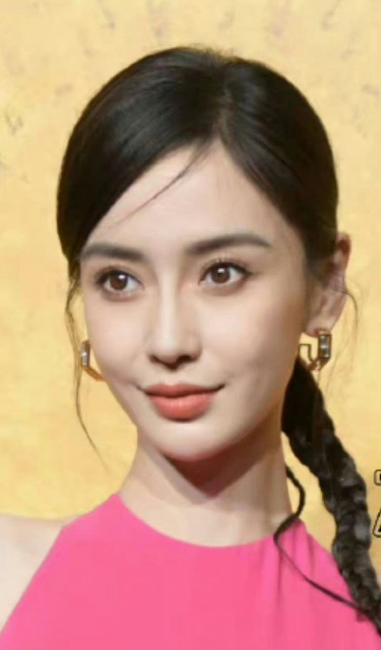 今晚红毯女明星怼脸图,生图王者答案太明显了,李沁怎么状态这么差