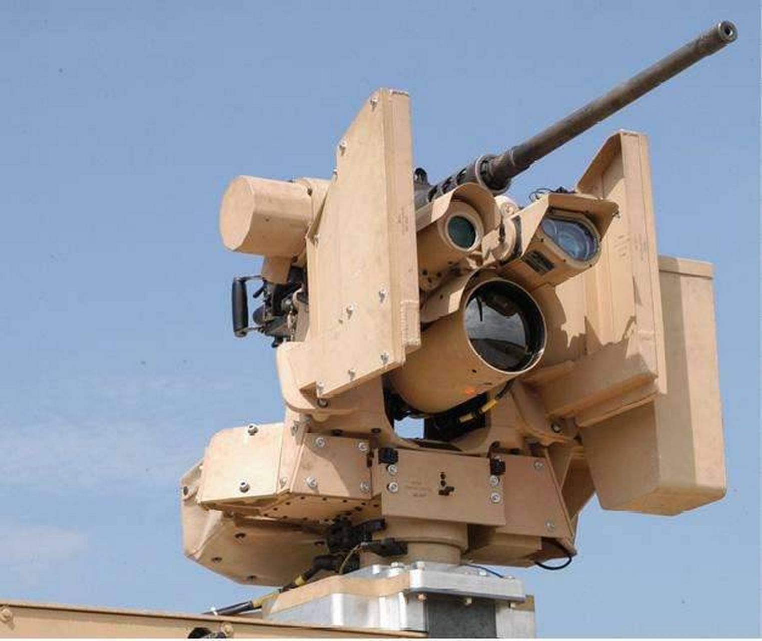 通用遥控武器系统(crows)是一种车载,遥控操作的武器系统,经由车内