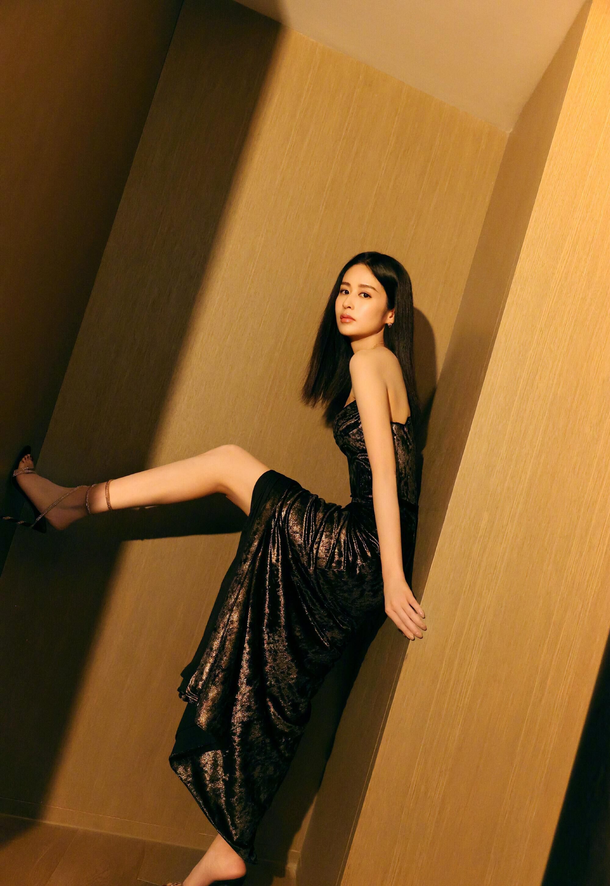 颖儿瘦下来是真美!穿"蛇皮裙"还能看见一堆褶皱,真时髦