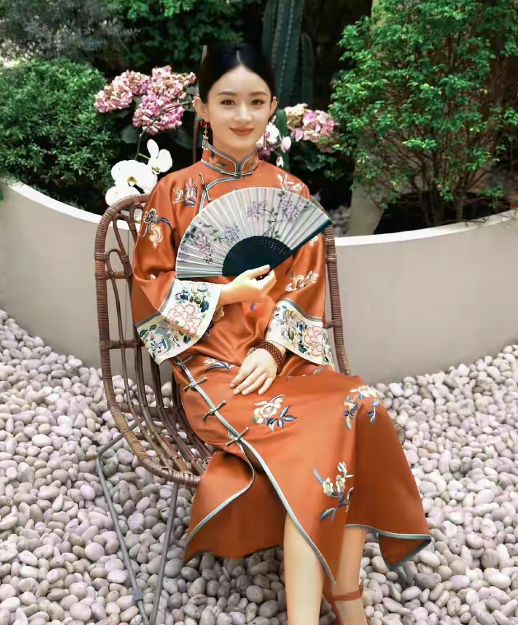 赵丽颖自从在影视剧上转型之后,服装风格也出现了很大的变化.