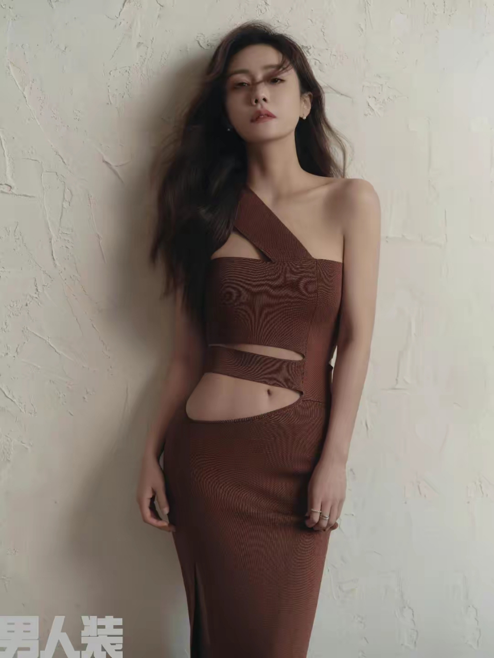 刘芸# 刘芸男人装封面大片,身材凹凸有致,看起来太优雅