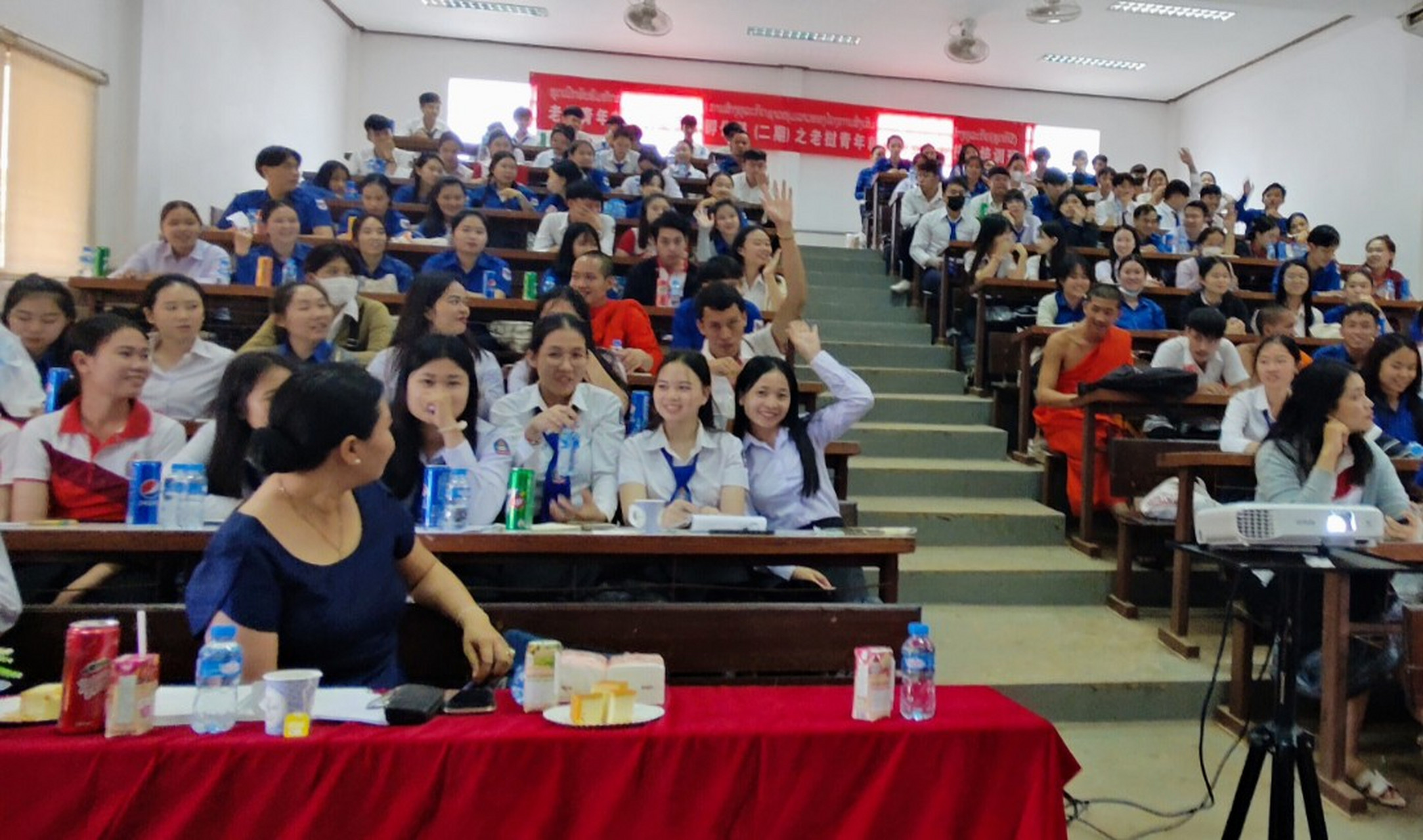 为老挝国立大学师生讲商业分析.