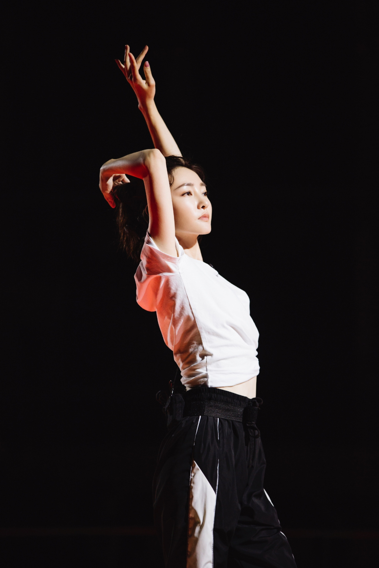 王丽坤的机场穿搭好别致,荧光绿t恤搭配"爸爸"裤,个性十足