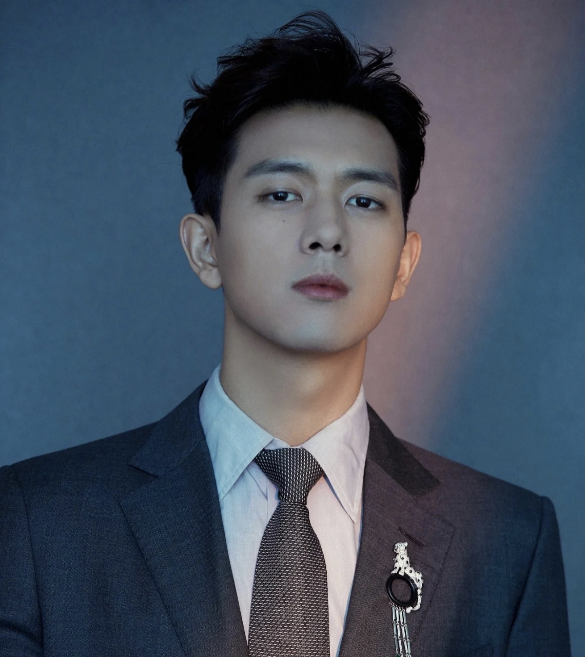 林一有时候进组会把自己的宠物猫嘎巴带着,一边对戏一边撸猫. 2.