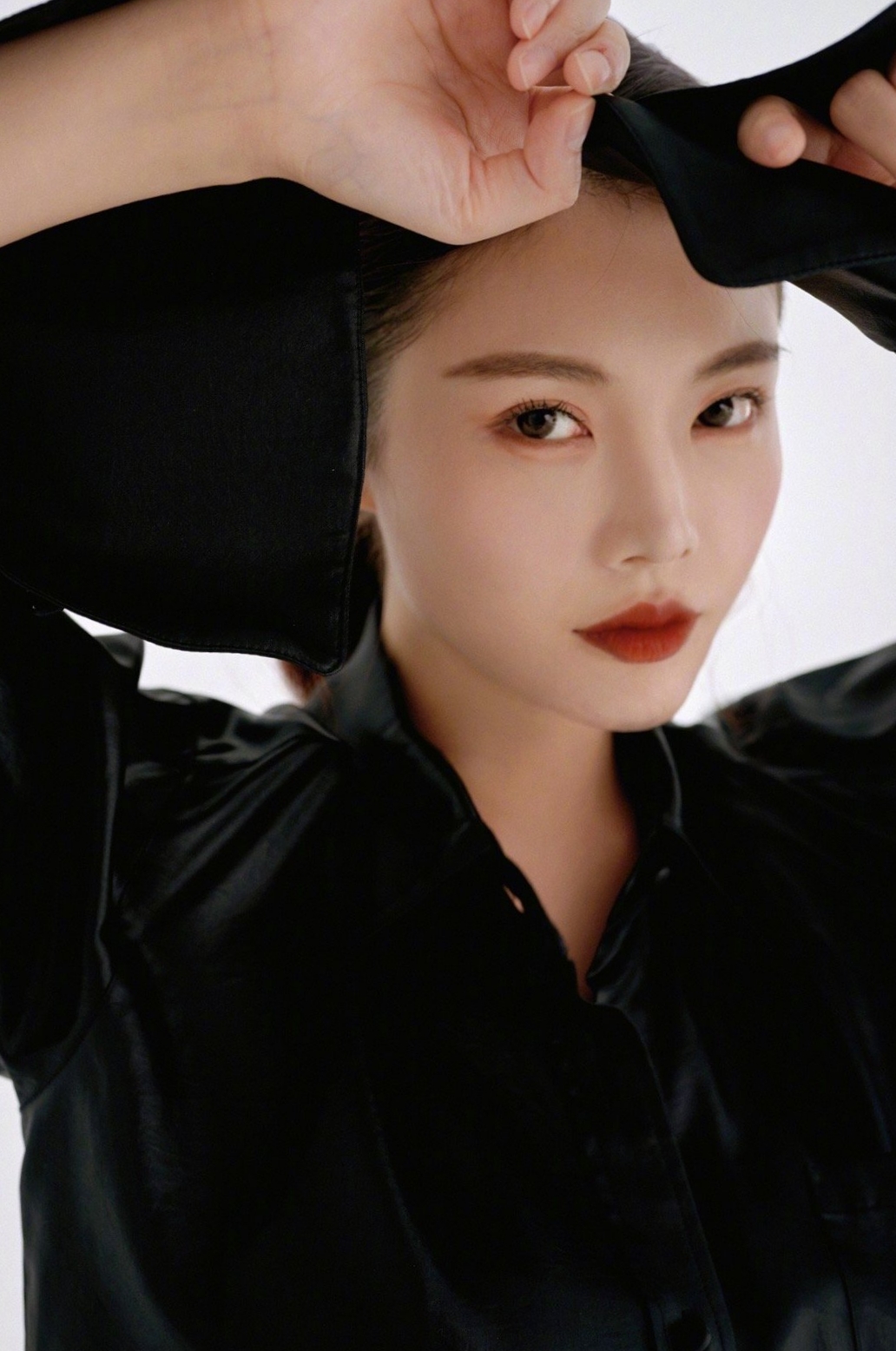 徐冬冬 最新黑色造型,前凸后翘,超有气质,气场十足!