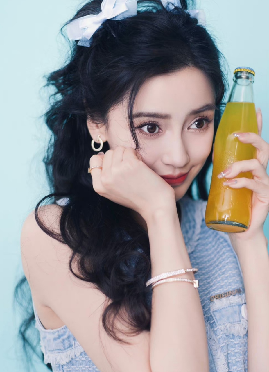 杨颖angelababy回应脚趾甲后再晒夏日大片,清新的浅蓝无袖裙阳光有