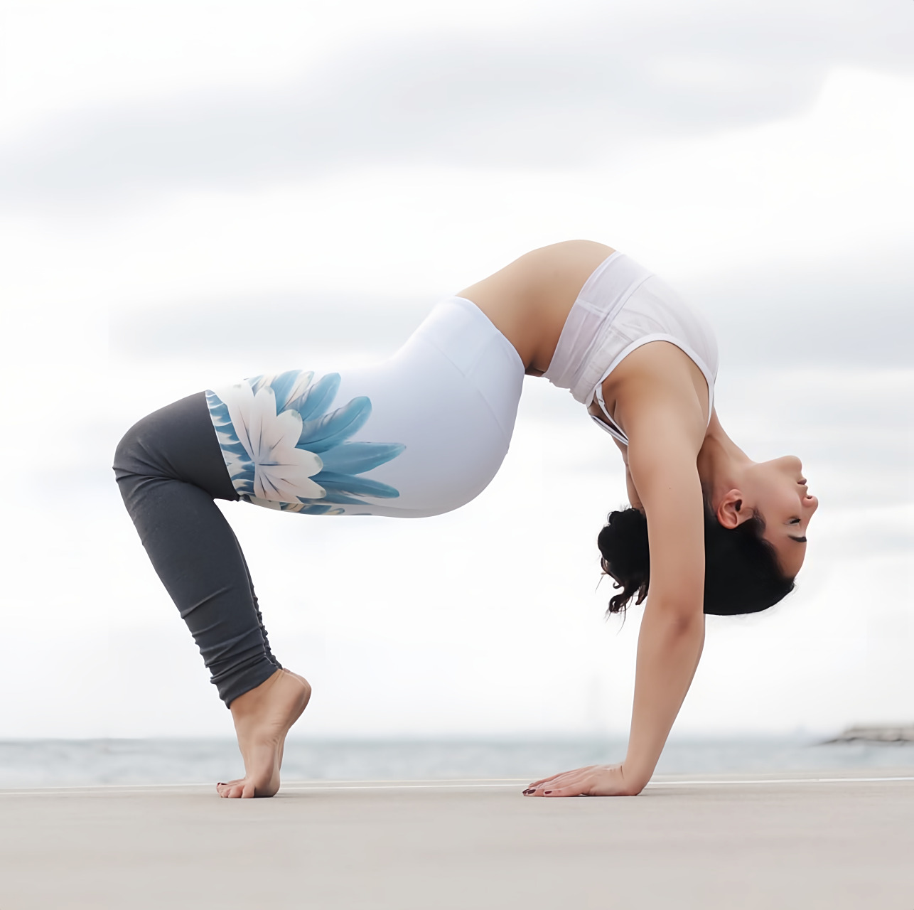 瑜伽高难度动作(六)  在这个训练中,她们需要克服身体的局限性,通过