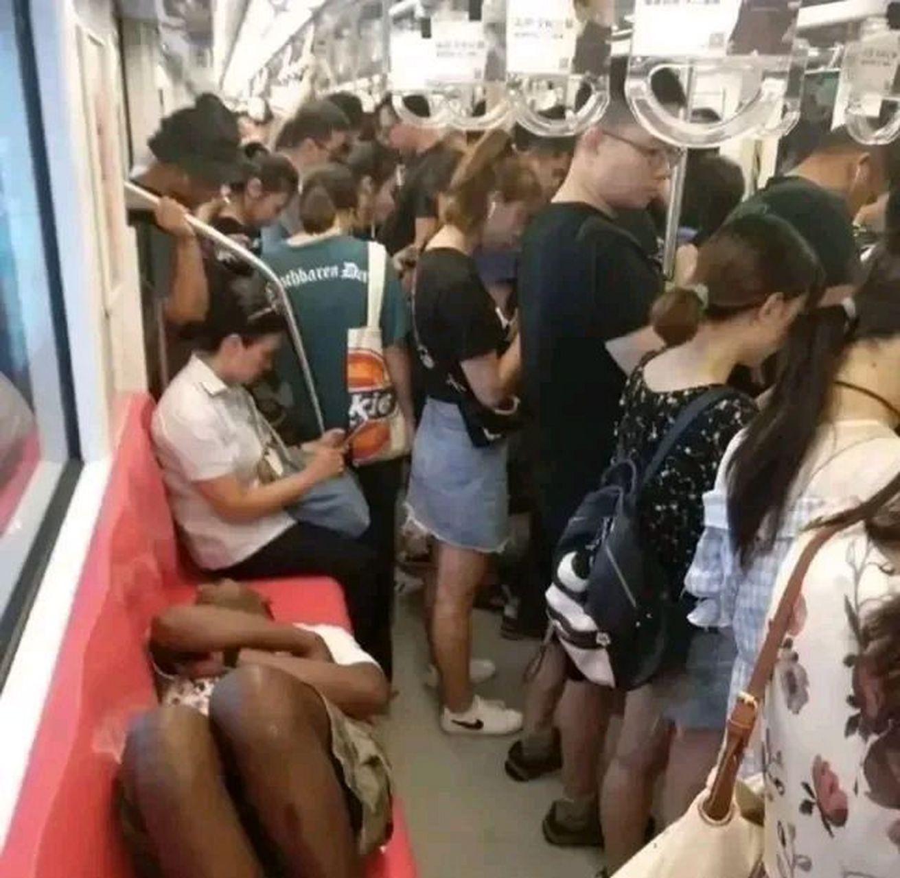 广州地铁上,一黑人男子霸占着多个座位横躺着,周围无人敢管,佰多表示