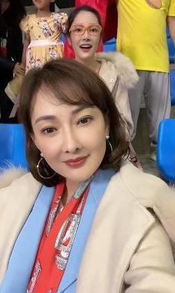 48岁的牛莉晒近况,短发穿着休闲,状态超好