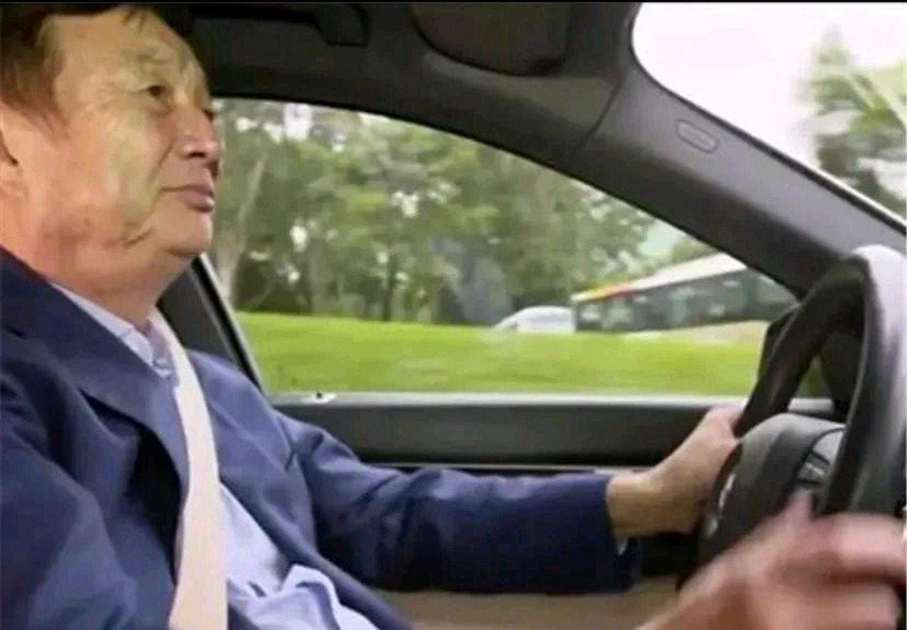 79岁高龄的任正非驾驶着宝马730前往询问交警路线,交警不禁好奇地问道