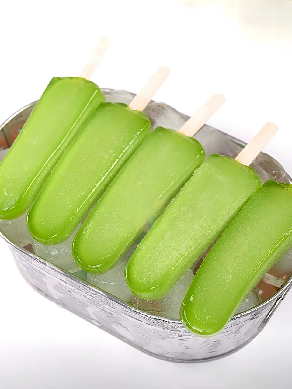 锁定这个配方,就能做出漂亮的绿舌头冰棍,自己做的吃着也放心.